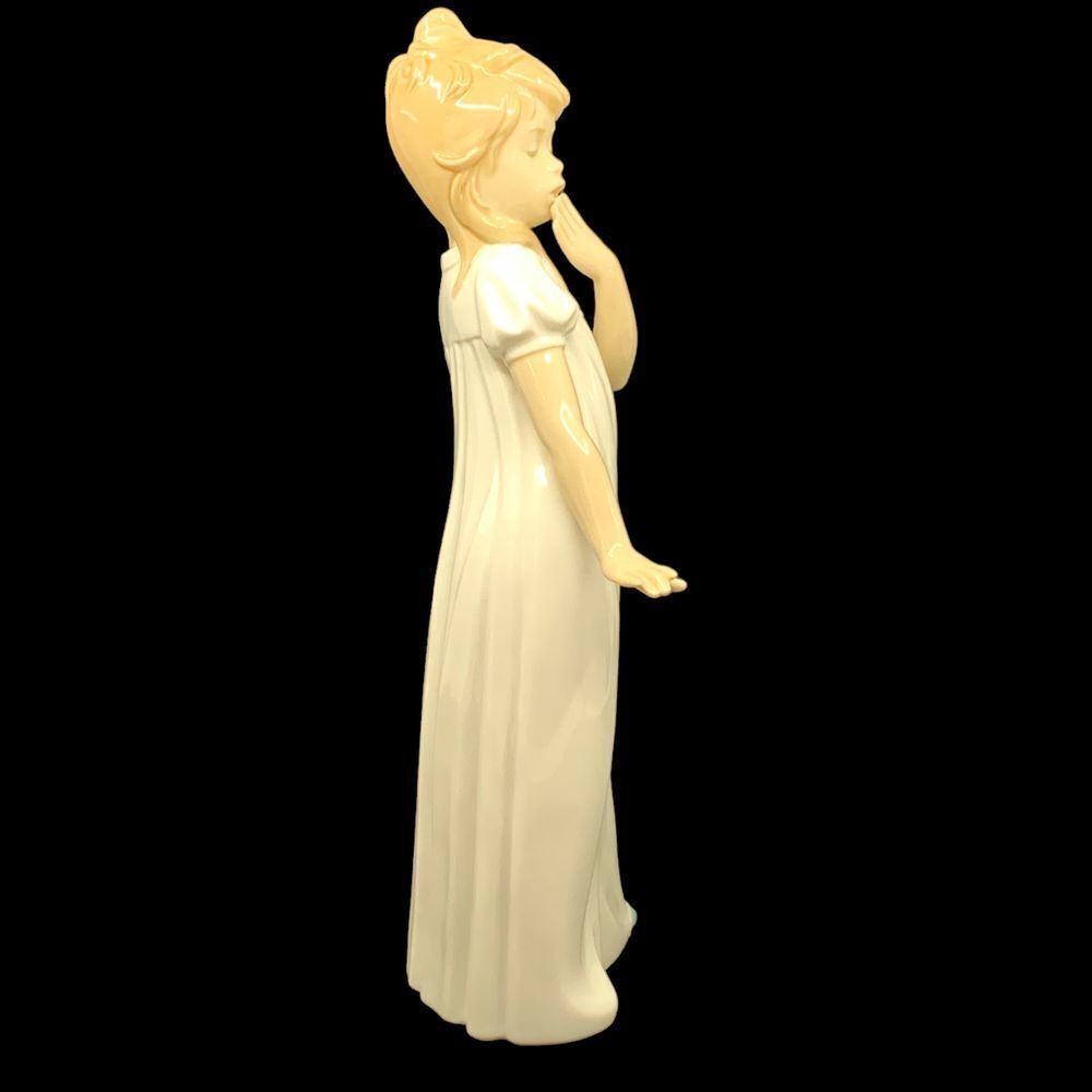 Lladro Nao‎ Figurine Girl Yawning Getting Ready for Bed #230 Porcelain Figurine - Picture 3 of 6